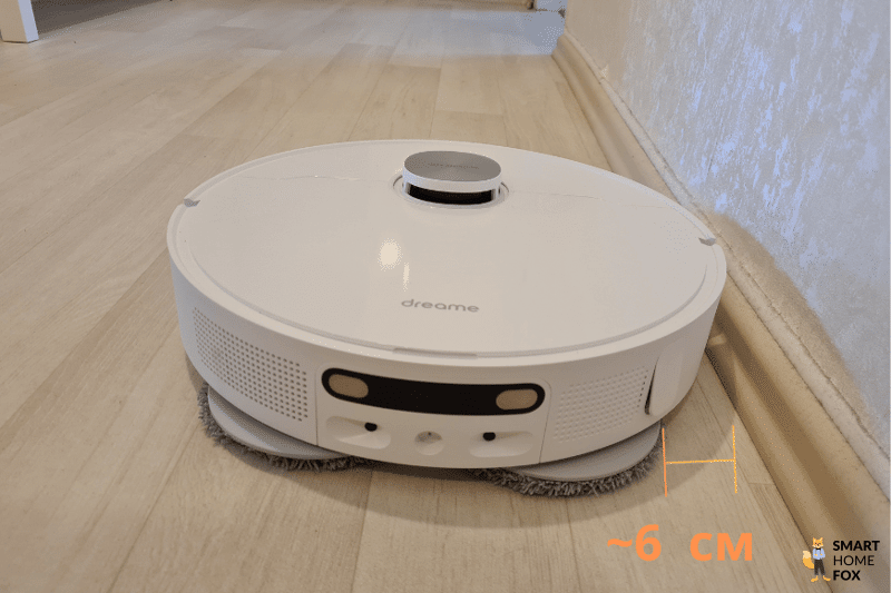 Dreame L10s Ultra протирается вдоль плинтусов.